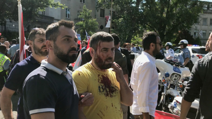 Γερμανικό τελεσίγραφο στην Άγκυρα για τους φρουρούς του Ερντογάν που προκάλεσαν τα επεισόδια στην Ουάσιγκτον: «Αν έρθουν στη G20 θα συλληφθούν»